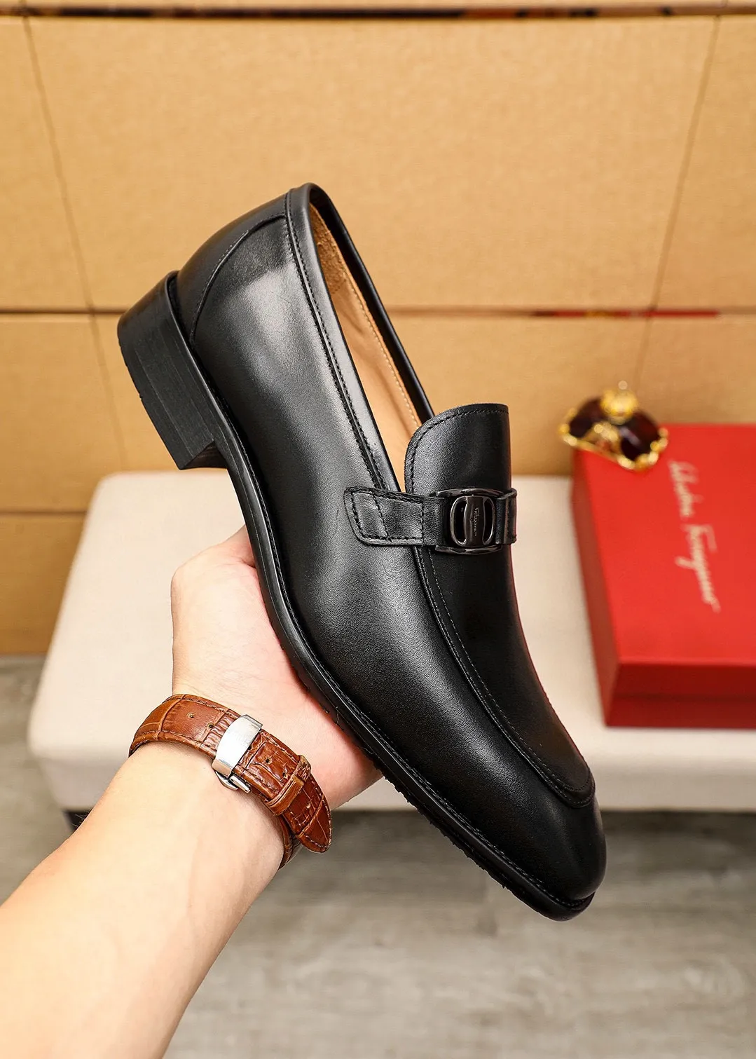 Men's shoes💰480💰 Product trademark: Ferragamo "Ferragamo" casual leather shoes Regular size: 38-44 (custom-made for 45🉑️) Product materials: Selected imported first-layer calfskin upper + original hardware buckle, imported water-dyed cowhide leather lining. Strong three-dimensional visual effect, combined outsole Color: 1⃣️color optional